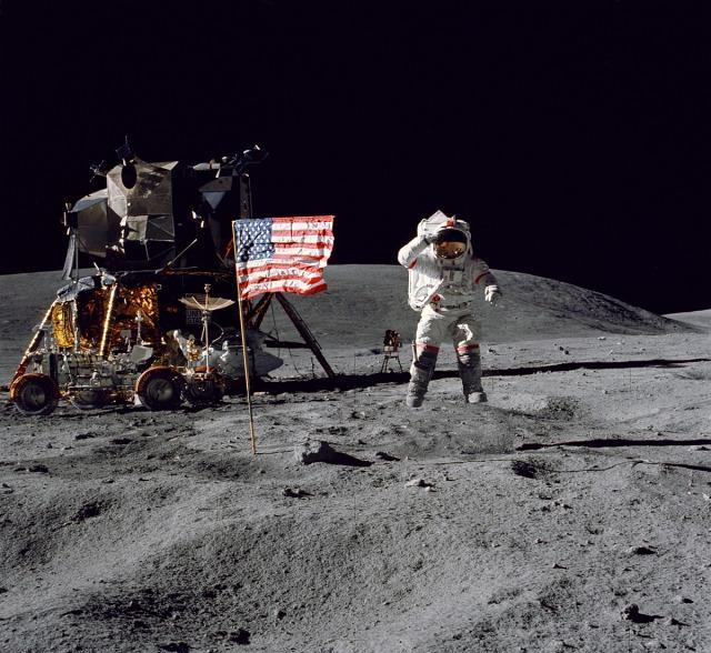 月球|地球上可以看到星星,为什么月球上只有一片漆黑呢?