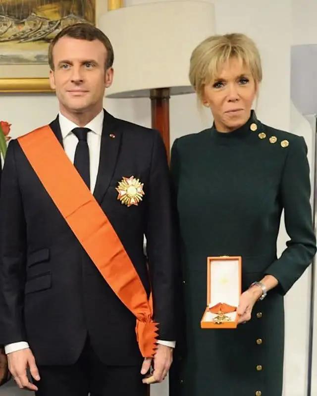#法国#法国第一夫人扎头发美绝了，晚礼服迷人，小25岁总统老公忍不住抱