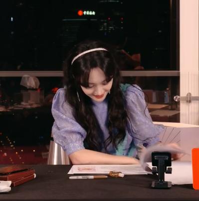 郑爽|郑爽直播发飙遭商家爆料：一个坑位赚近20万，怒斥其无职业操守