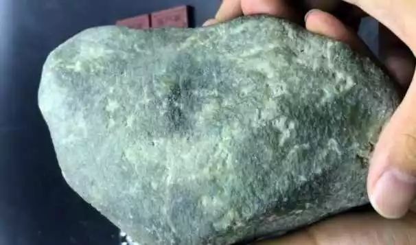 [翡翠]10000淘的莫西沙原石，冰种手镯没切出来，却没想到有了意外之喜！