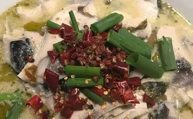 「酸菜」它是鱼腥的“对头”，炖鱼时倒一杯进去，鱼肉鲜嫩，比料酒还好