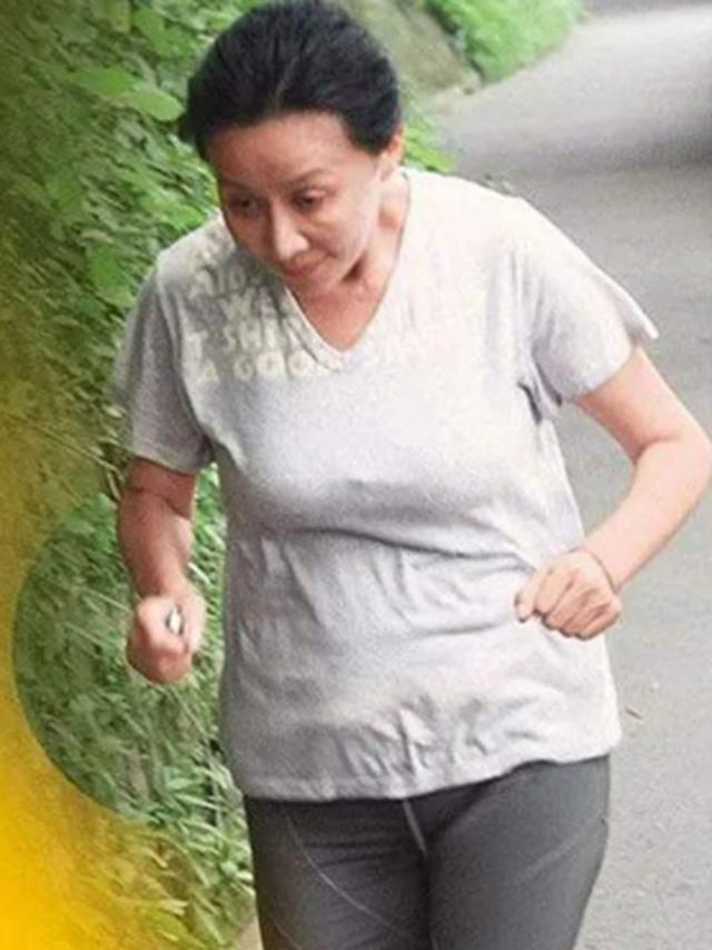 刘嘉玲|刘嘉玲晨跑步被拍，慌张躲避镜头，不化妆的她和普通老太太一样