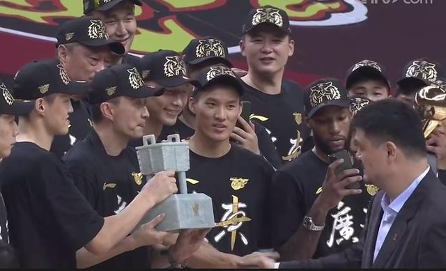 辽宁男篮|韩德君泪洒发布会：我们尽力了！辽篮主帅关心阿联，点出输球关键