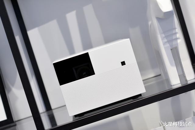 投影仪■小米生态链推出家用投影仪，内置MIUI TV系统，白天开窗效果如何？