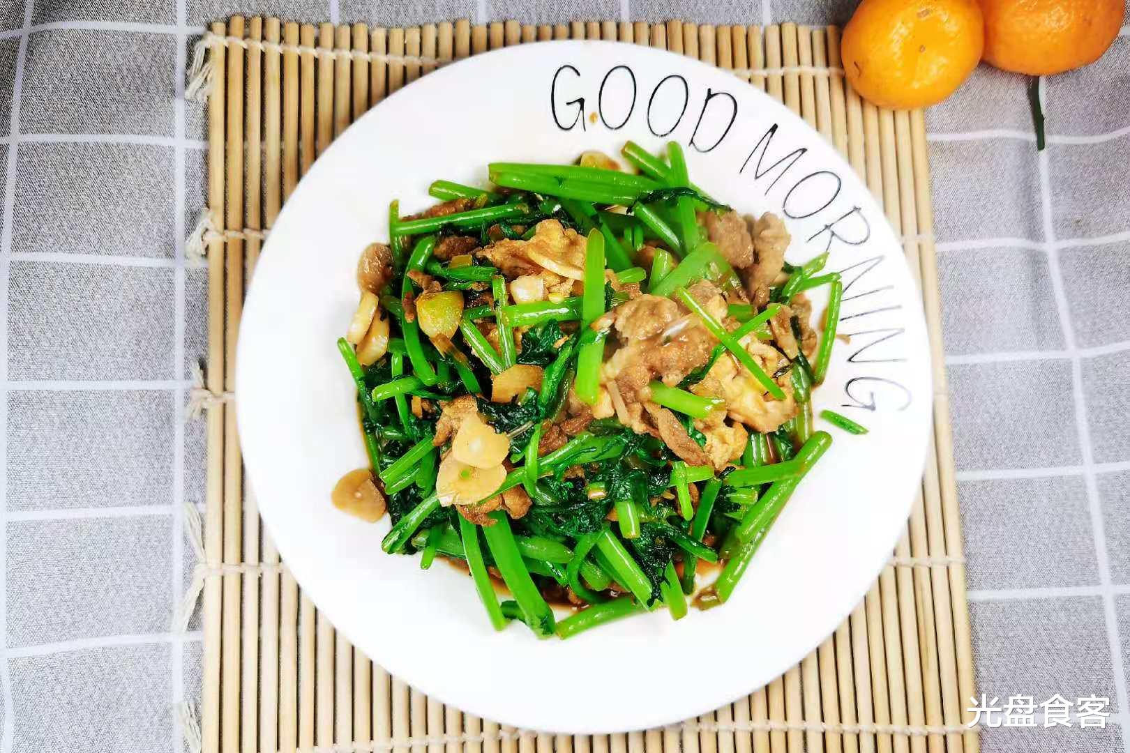 茼蒿|冬季，遇到此菜别错过，简单一炒就上桌，好吃又营养，成本才2元