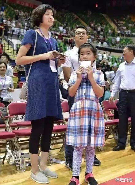 姚明:又长高了?姚明9岁女儿姚沁蕾现身,身高逼近2米26父亲肩膀