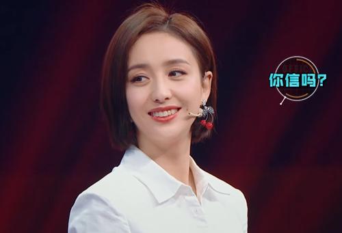 「佟丽娅」佟丽娅的“高跟鞋”火了, 鞋面与地面成45°角, 还能轻松站稳