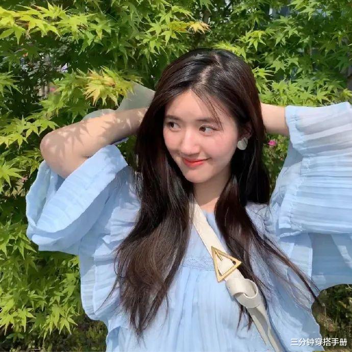 赵露思■“馒头脸”原来也可以很女神！赵露思晒初夏美照，长发披肩超温柔