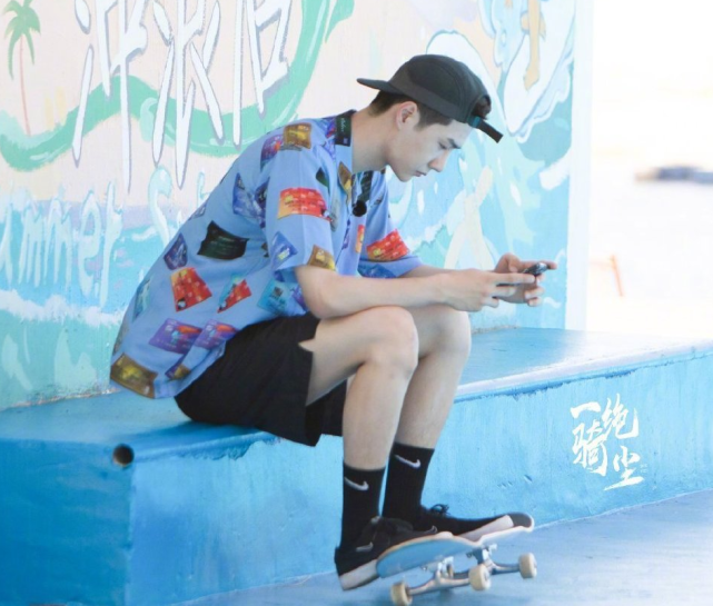 穿衣搭配|王一博活动途中被抓拍,看清他未经PS的腿型,难怪女生都想减肥