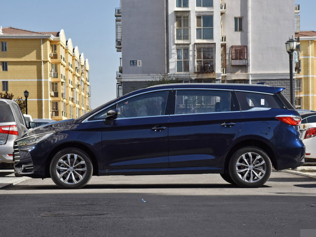 车展|比亚迪宋MAX跌到底价,起售5.99万,标配1.5T,不比别克GL6强?