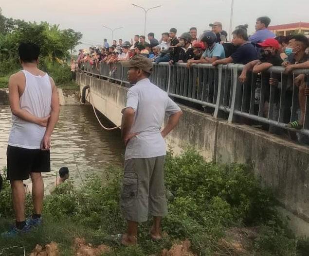 睹图|爷爷骑摩托车接2个孙子放学，结果掉入河中祖孙3人全都溺亡