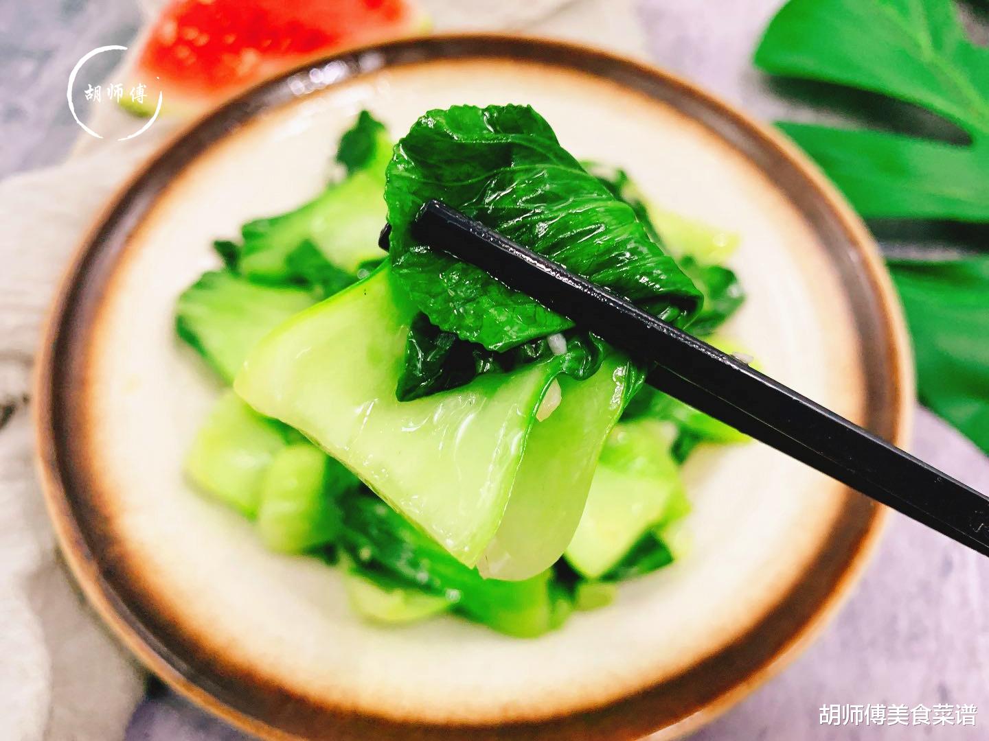 「上海市」炒青菜时,最忌直接下锅炒!牢记这3个诀窍,保证青菜翠绿不发黑