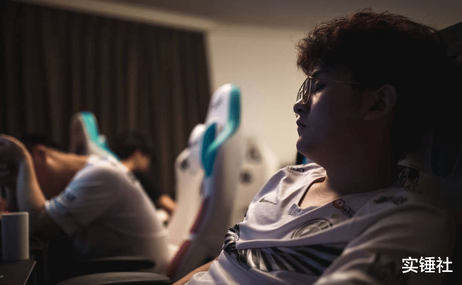 #ig#IG输赛后官方发图！乐言双手合十低头祈祷，南风崩溃泡芙满脸迷茫