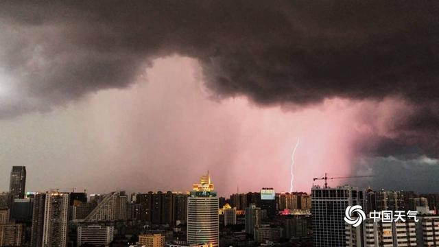 宜宾|广西南宁黑云压城 闪电划破夜空