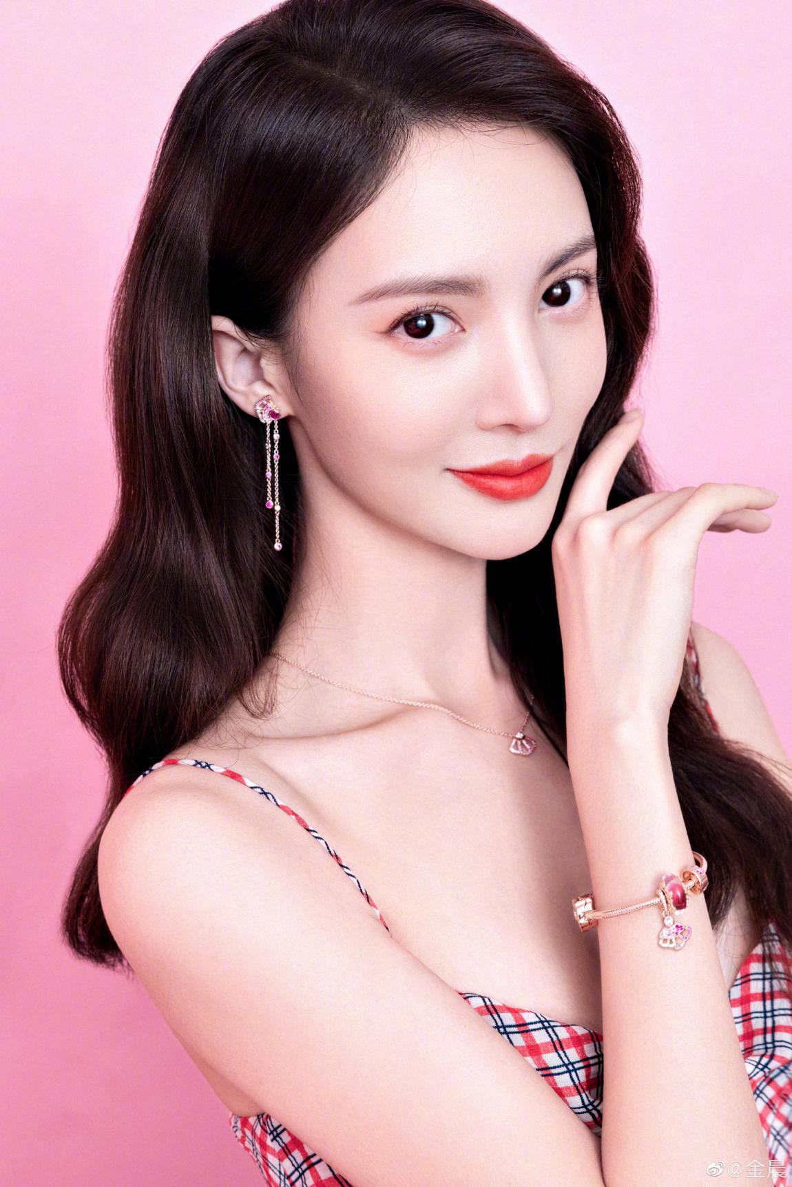 护肤|金晨睡前护肤照引热议，素颜皮肤水润超嫩，这状态确定30岁？