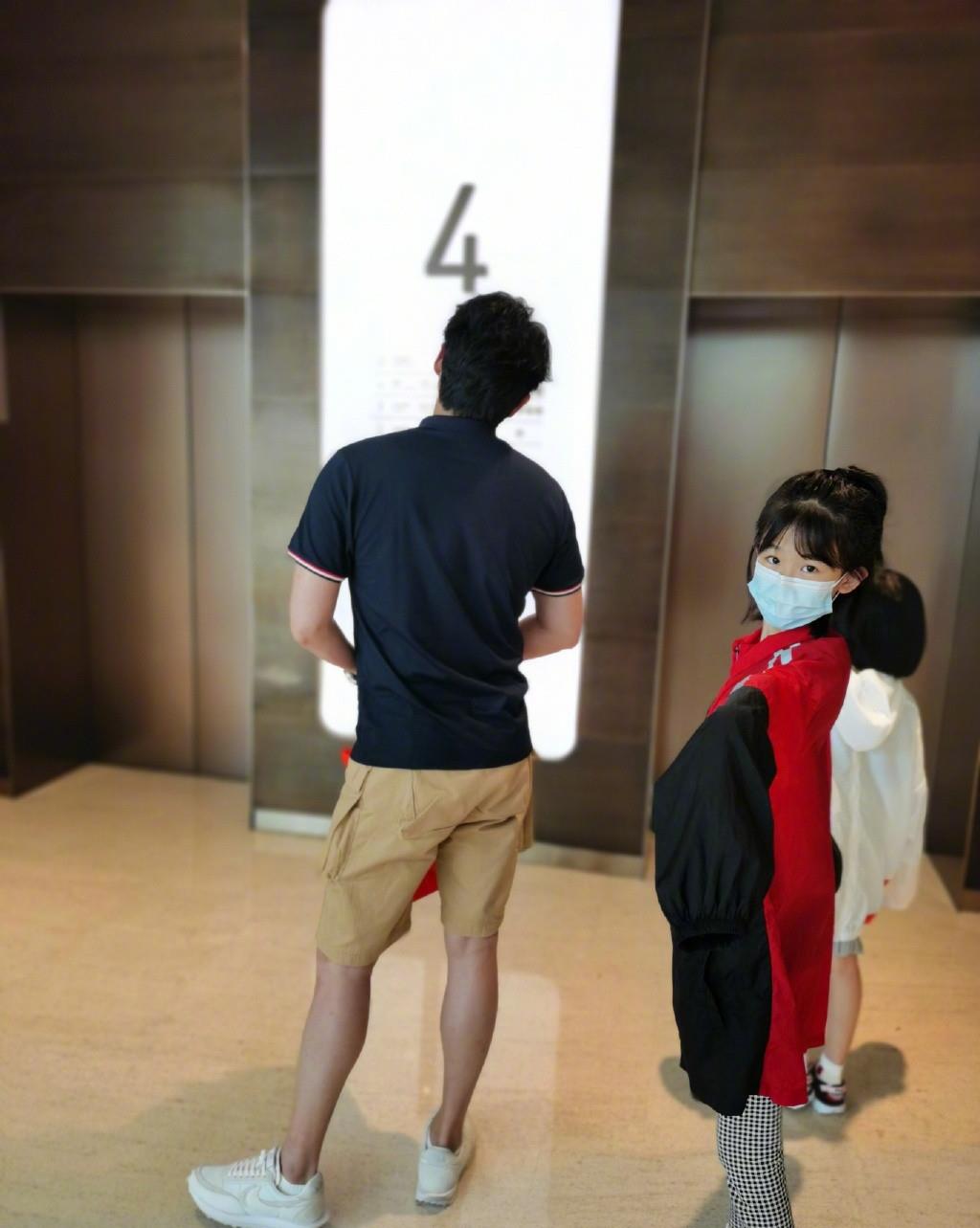 陆毅|44岁陆毅胖到“失控”!穿T恤长裤变200斤大块头,看着像“蜡像”