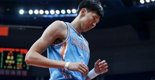 周琦|周琦力压易建联夺下MVP?4项常规数据全部占优,球迷却唱反调