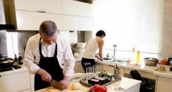 @参观冯小刚的独栋别墅，户外环境一流，室内墙上一幅画价值千万