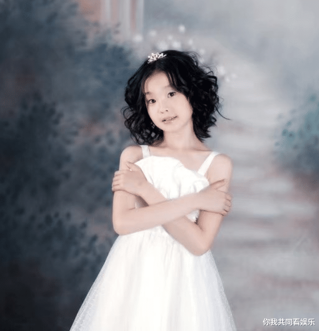 『张艺凡』难怪张艺凡的妈妈不让她剪短发，看到她童年的短发照片，心态崩了