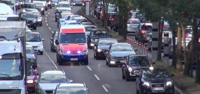 【奇瑞瑞虎】救护车鸣笛74秒，前方路虎一动不动，车主：闯了红灯算谁的？