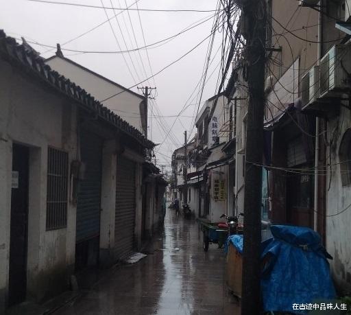 苏州▲苏州正在消逝的百年老街，没有商业一片原始，许多房屋已破旧不堪