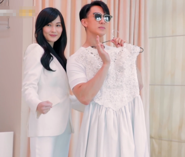 丸子头：林丽吟终于把头发挽起来，看到她丸子头的造型，哪像40岁的样子