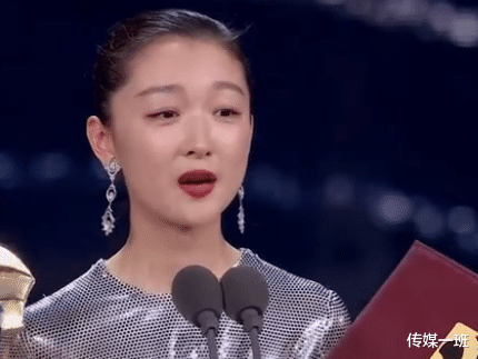 周冬雨|金鸡奖颁奖晚会搞笑瞬间，影后周冬雨自黑：我小黄鸭也变成了金鸡