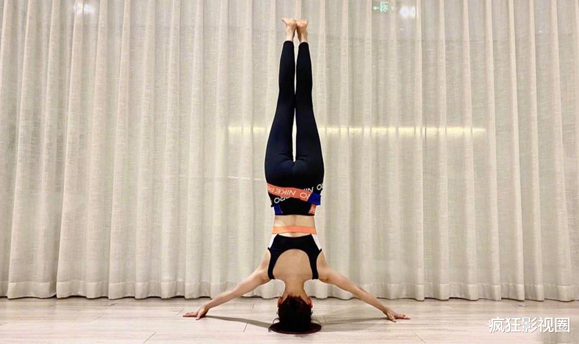 王子文：三点头倒立，王子文的瑜伽动作难度越来越大，网友：这谁顶得住？