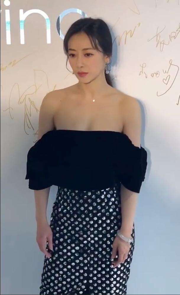 从娱乐圈"宠儿"变"弃子",出道24年一手好牌打稀烂,导演:她便宜