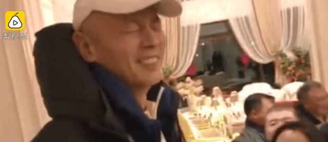「冯小刚」京圈大佬聚会，陈道明一句话“放倒”冯小刚。网友：太狠、够味！
