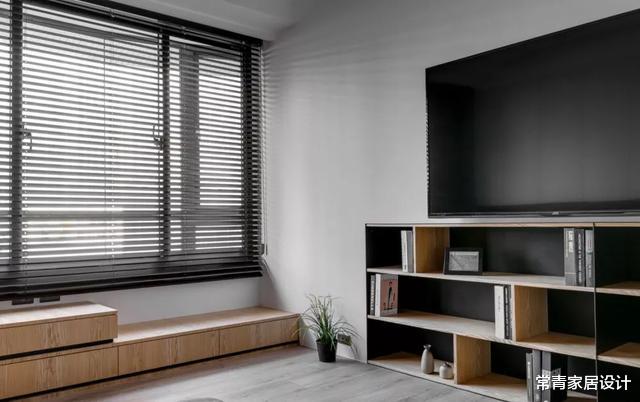 ：越来越多人家都不装窗帘，都装百叶窗，光影效果自带高级质感
