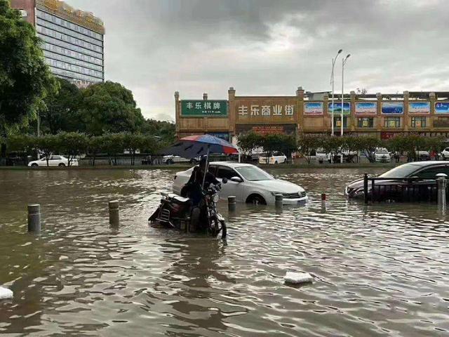 「奥迪A6L」广州暴雨过后，很多车贩闻声赶来，5万的奥迪A6L可以买吗？