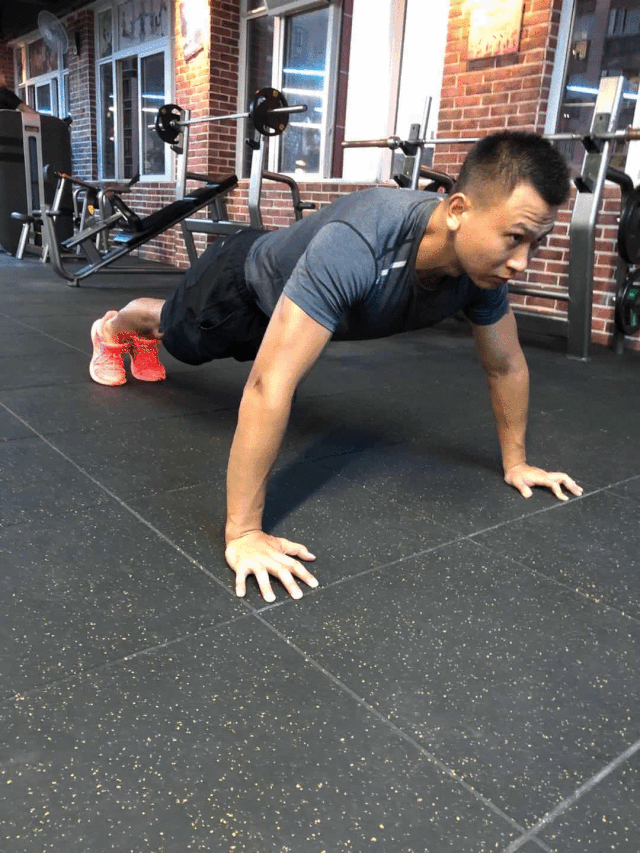 胸肌|真人演示，胸肌的各个部位怎么练？哪里不满意就虐哪里，男女通用