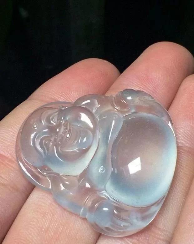 「翡翠」夜市捡漏一块木那翡翠原石毛料，当场开切，瞬间进账百万