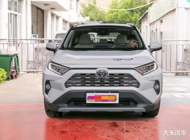 「丰田RAV4」丰田成功了！SUV上市一分不降，30天销量破万，百公里5L，力压途岳