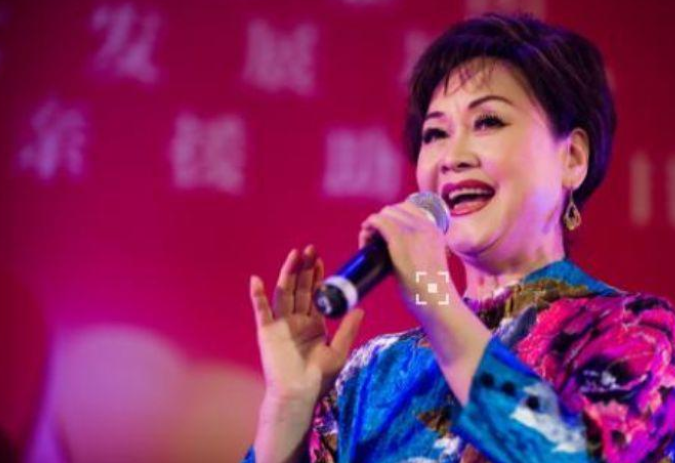 李谷一|她是李谷一女儿，曾24次参演春晚，如今年过50依然未婚
