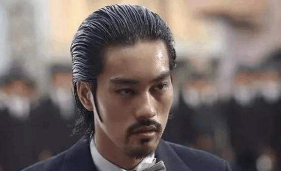 #周星驰#《功夫》中的龅牙珍已嫁人生子，看到照片感觉被周星驰欺骗多年