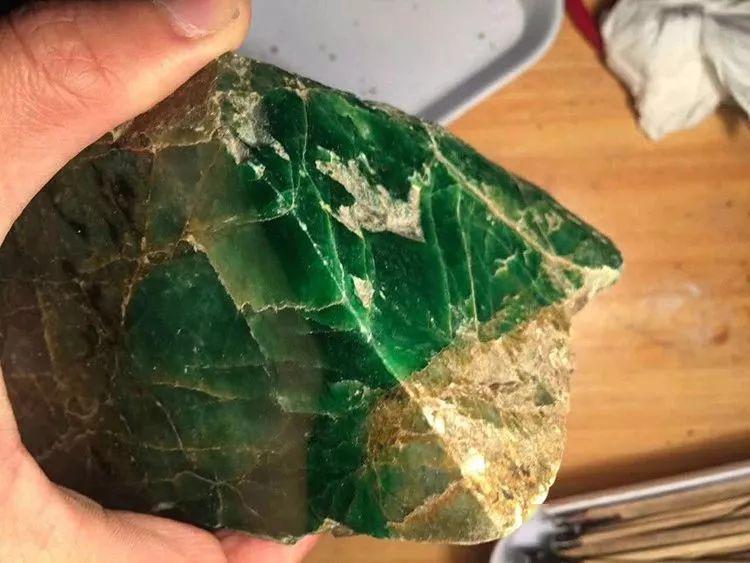 蜘蛛▲满绿料子裂成蜘蛛网,霸王裂竟然之中抠出98颗戒面,绝境出高绿啊!