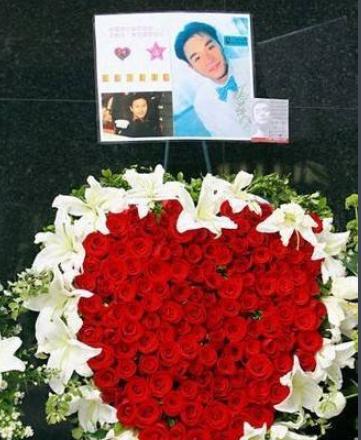 #姚贝娜#同样是英年早逝，姚贝娜墓前整雕像崭新，而他至今仍未下葬