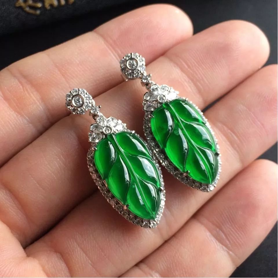 翡翠：小伙6万拿下的原石，切开喜提三件套翡翠首饰，可谓十分的低调