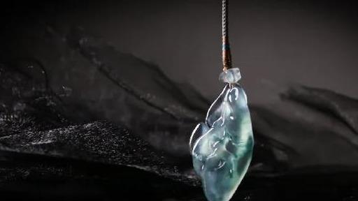翡翠：让人又爱又恨的翡翠边角料，没想这样设计，成品效果看见太惊讶？
