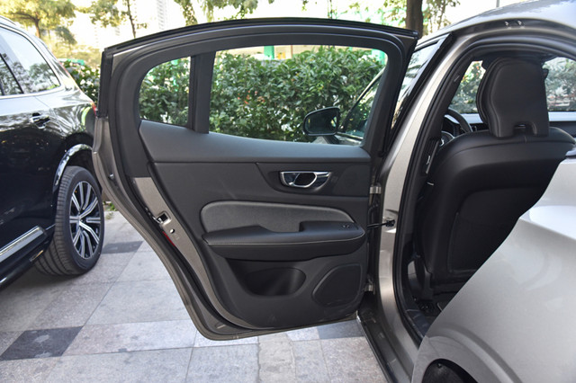 『沃尔沃S60』25万开出45万的气场！它比A6L漂亮，高速230码不飘，6.4S破百