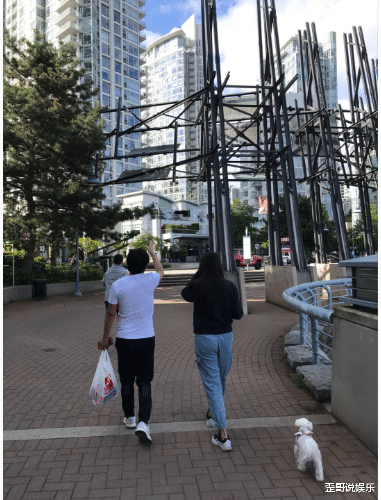 王祖贤|网友温哥华街头遇王祖贤，疑和男性朋友商量再购房？身材让人意外