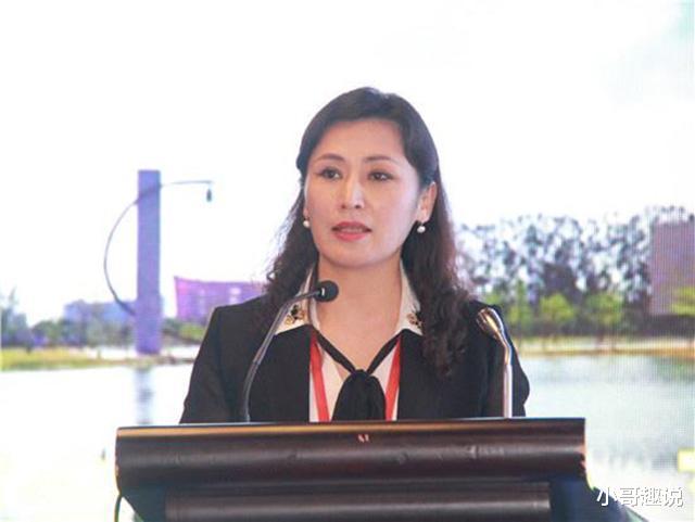 『汕头大学』我国大学最美女校长,22岁时就任教211,如今与李嘉诚合照是常事