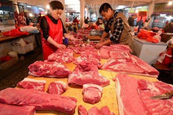 猪肉|49万吨储备肉“砸”向市场,为何猪价不降反增?原来被他们买走了