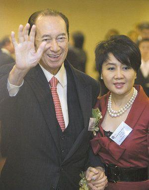 赌王▲没名分的“五太”邓咏诗，被四太赶出何家后，拿赌王的2亿做嫁妆