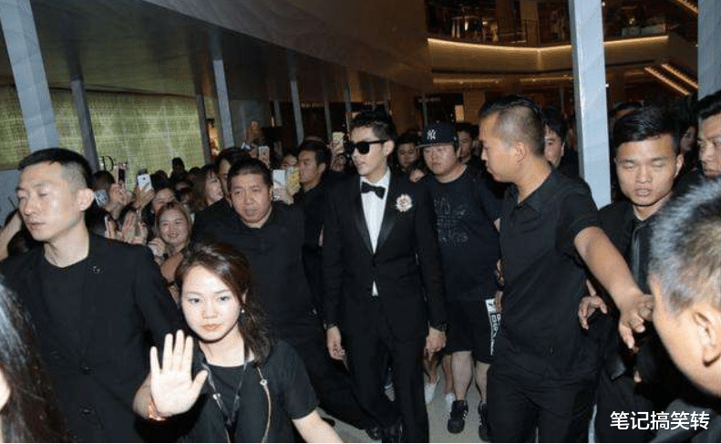 张一山|以为自己很红，机场上厕所带了2排保镖，张一山当场蒙圈：这谁啊