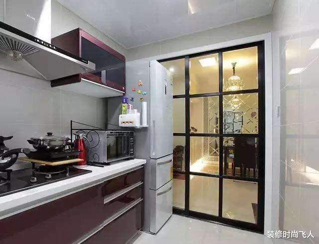 ##为什么有钱人厨房不装推拉门?头次见这种设计,后悔装早了没察觉