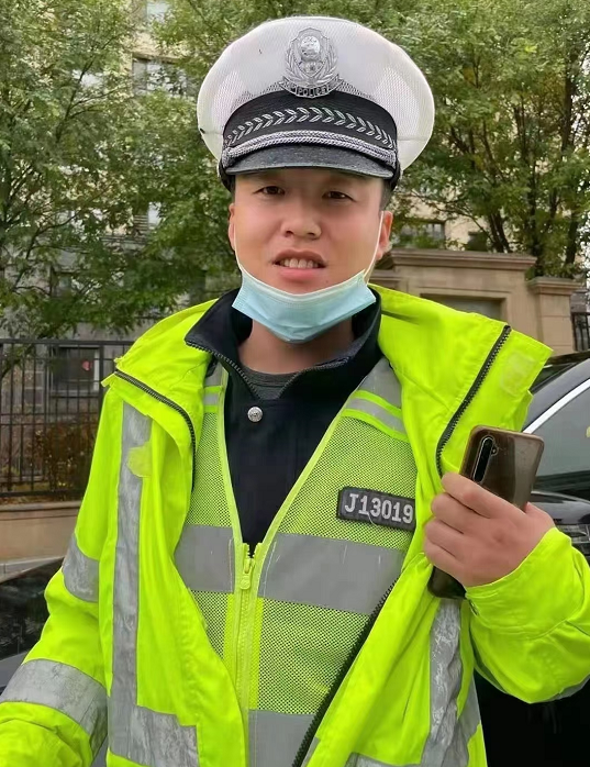 肺炎|大连一校门前“雷克萨斯女”拍警号要投诉！另一车主：我也拍！表扬！