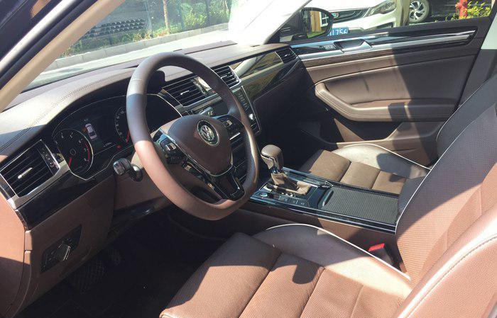 『大众汽车』落地37万怒提大众辉昂,对比表弟的雷克萨斯ES,车主:想说十个字